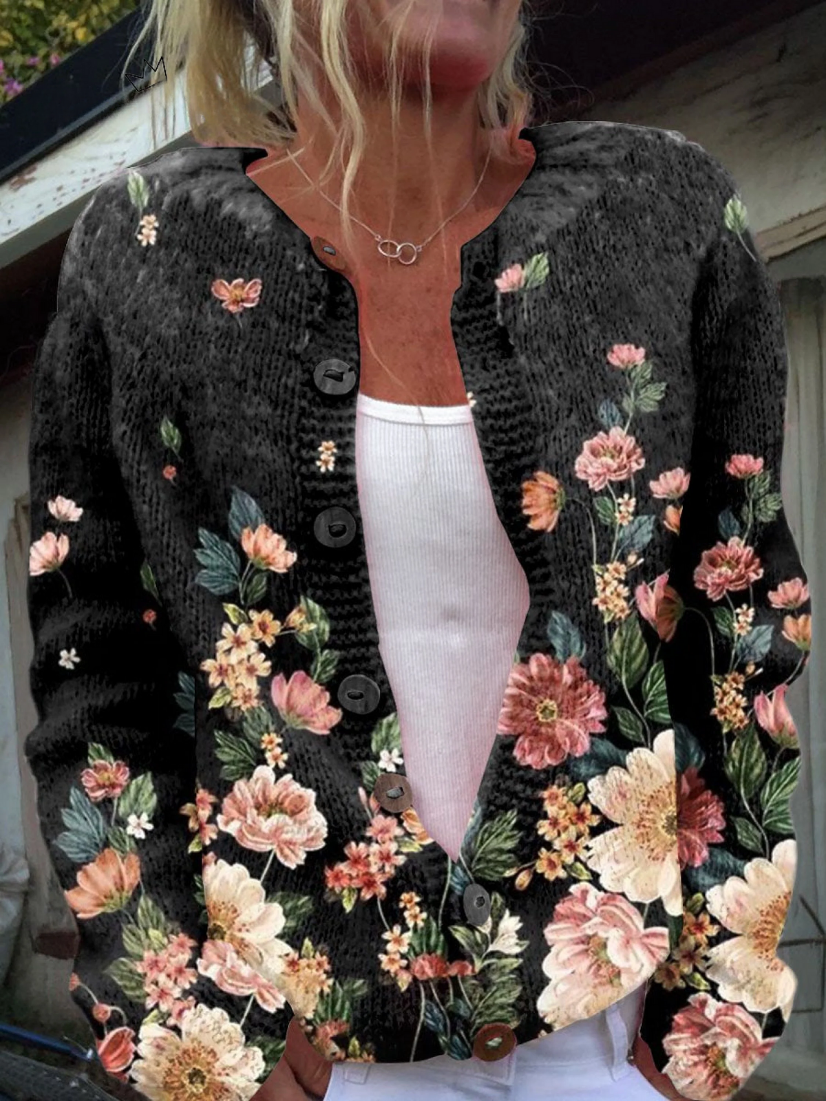 Kivara | Cardigan Bottonato in Maglia Botanica su Sfondo Nero