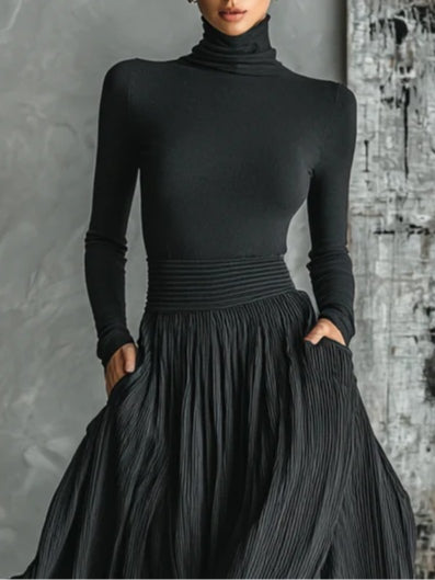 Set Gonna Plissettata e T-shirt Nera Attillata con Collo Alto