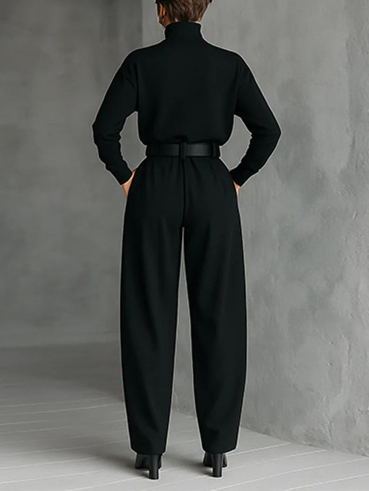 Set di due pezzi con T-shirt a maniche lunghe e colletto alto completamente nero e pantaloni a gamba dritta (inclusa cintura)
