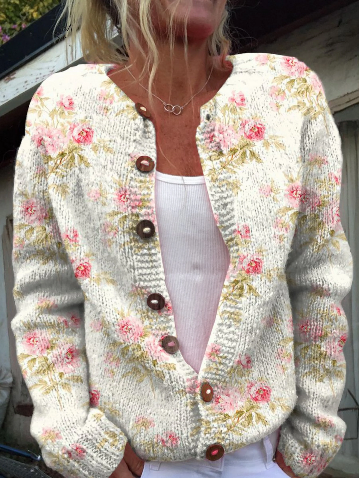 Kerensa | Cardigan in maglia grossa con bottoni in stile tartaruga e fiori rosa