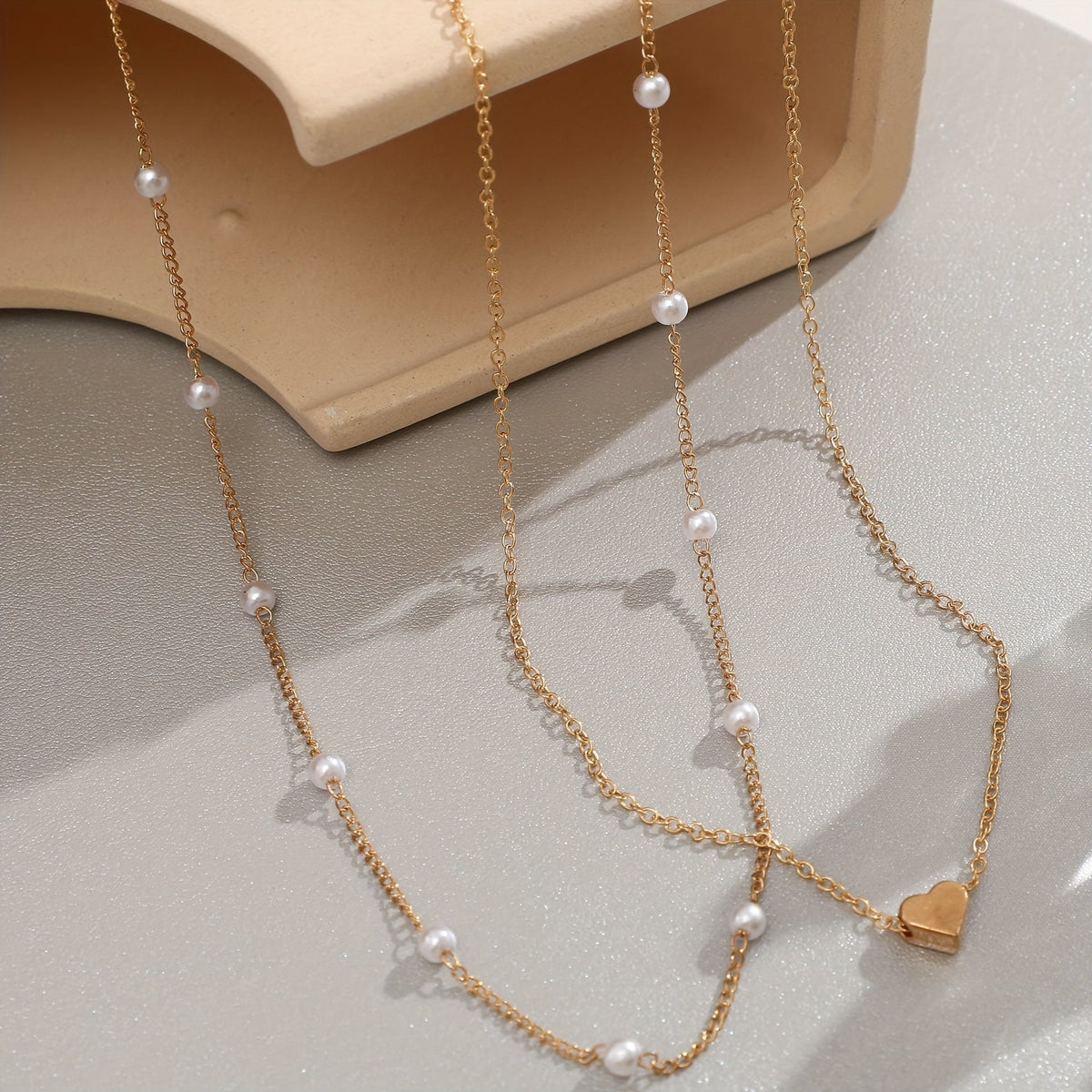 SET DI GIOIELLI CON CUORE STRATIFICATO E PERLE