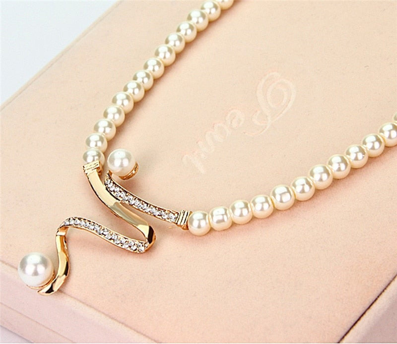 Set di Collana e Orecchini in Perle