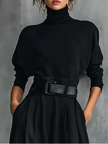 Set di due pezzi con T-shirt a maniche lunghe e colletto alto completamente nero e pantaloni a gamba dritta (inclusa cintura)