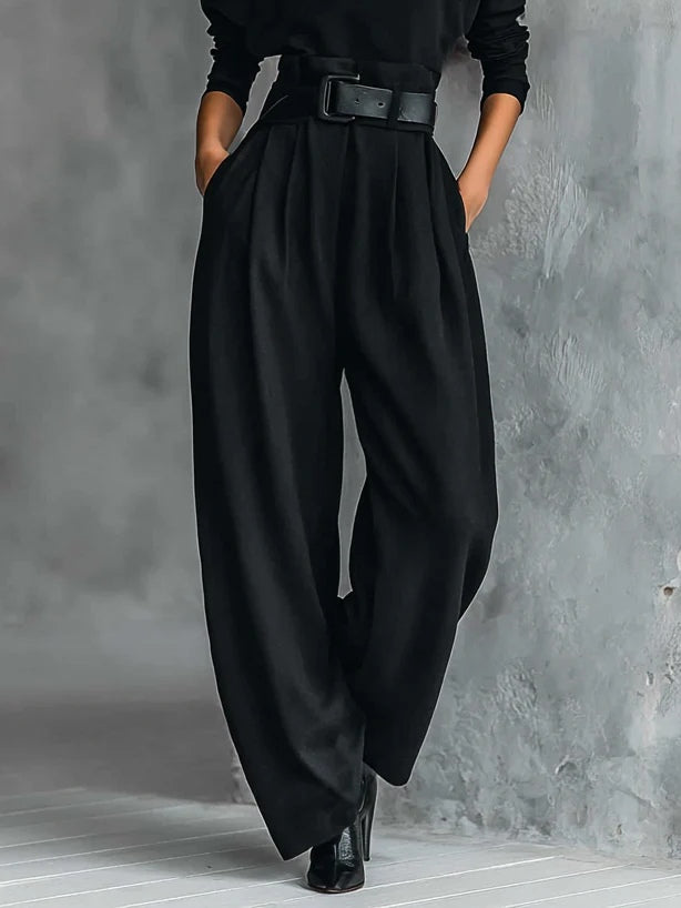 Set di due pezzi con T-shirt a maniche lunghe e colletto alto completamente nero e pantaloni a gamba dritta (inclusa cintura)