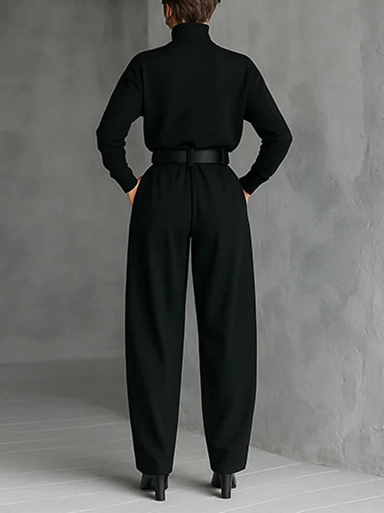 Set di due pezzi con T-shirt a maniche lunghe e colletto alto completamente nero e pantaloni a gamba dritta (inclusa cintura)
