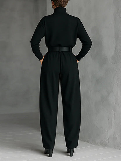 Set di due pezzi con T-shirt a maniche lunghe e colletto alto completamente nero e pantaloni a gamba dritta (inclusa cintura)