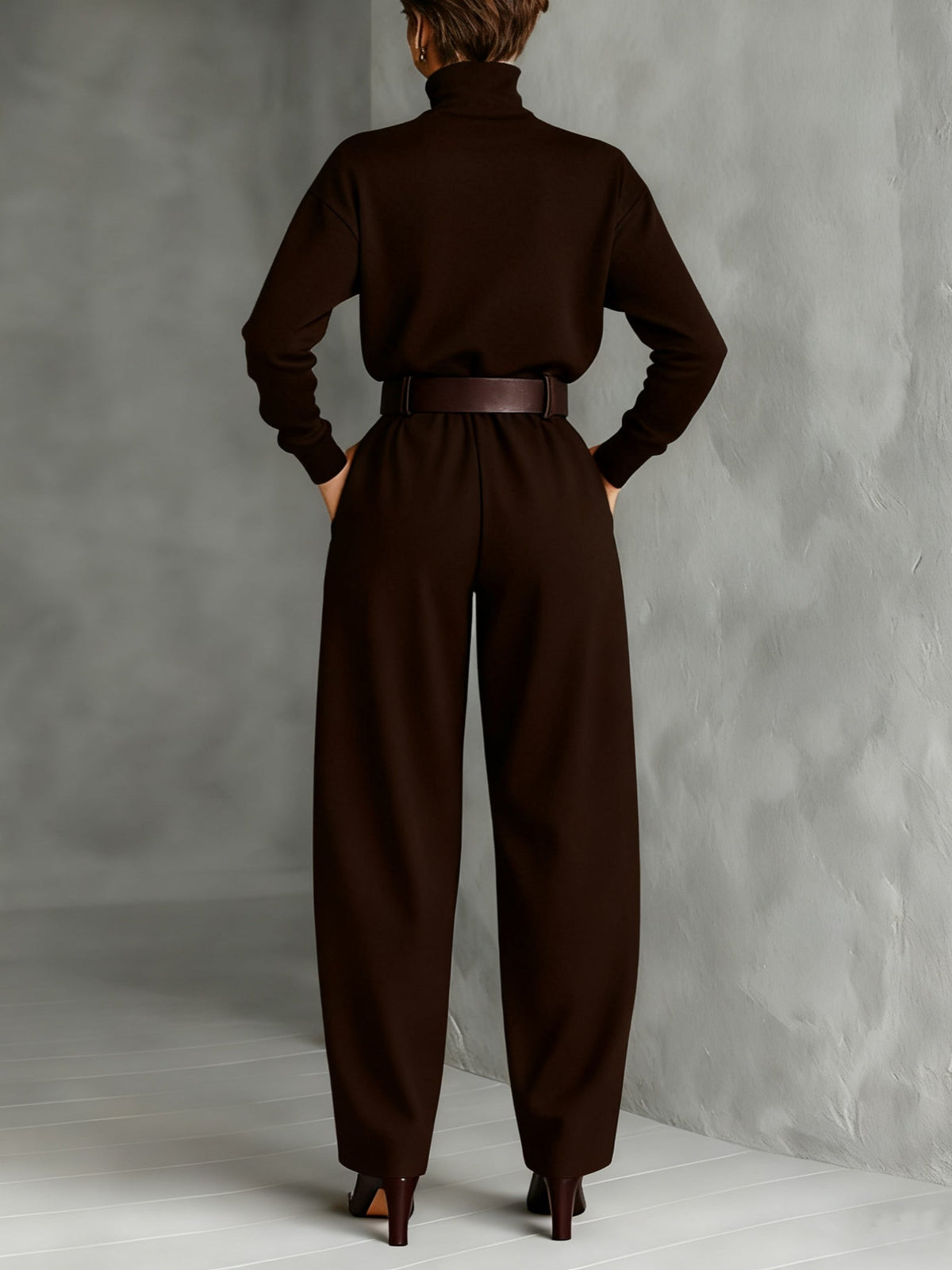 Set di due pezzi con T-shirt a maniche lunghe e colletto alto completamente nero e pantaloni a gamba dritta (inclusa cintura)