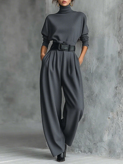 Set di due pezzi con T-shirt a maniche lunghe e colletto alto completamente nero e pantaloni a gamba dritta (inclusa cintura)