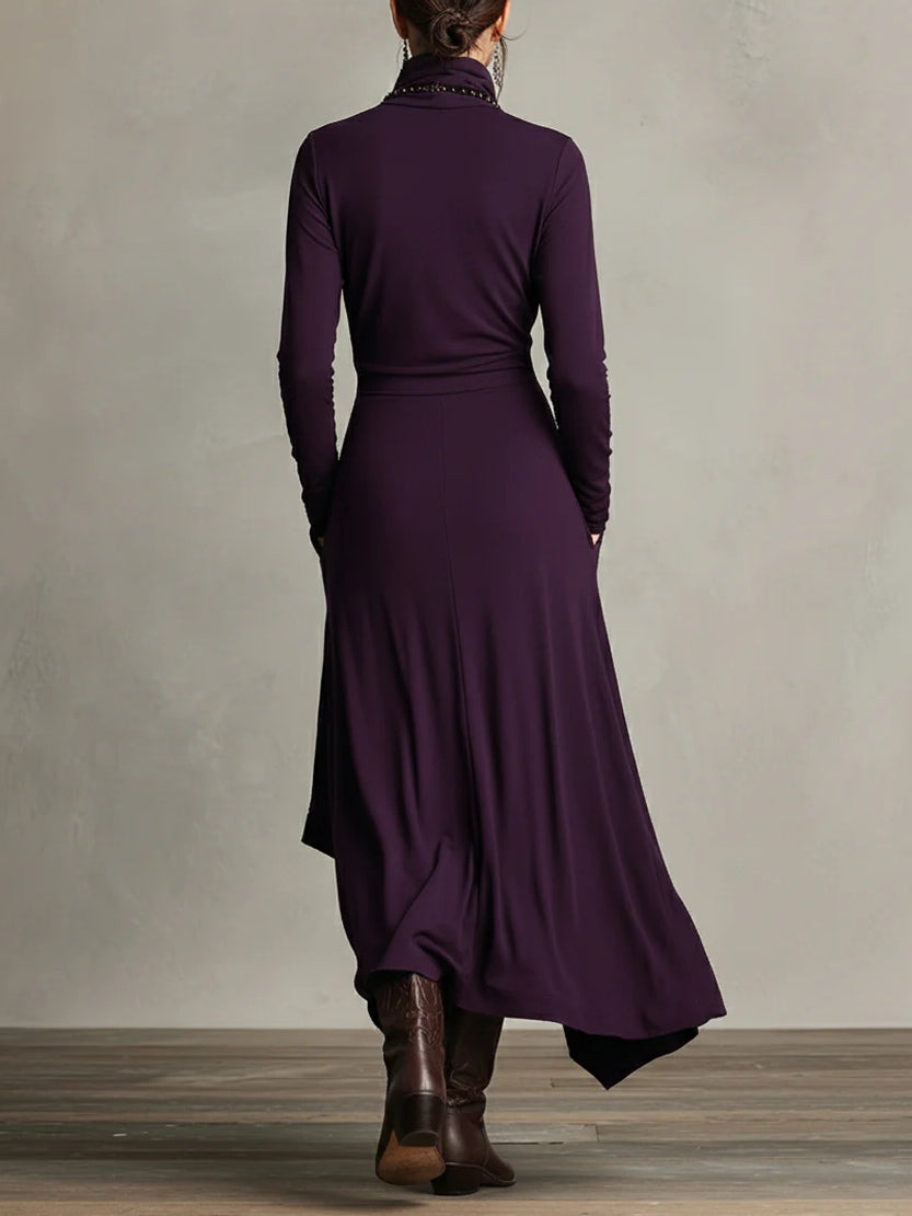 Abito Maxi Plissettato Viola con Collo Alto Asimmetrico (Collana non inclusa)