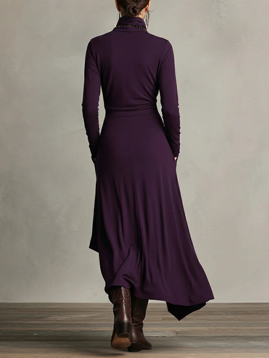 Abito Maxi Plissettato Viola con Collo Alto Asimmetrico (Collana non inclusa)