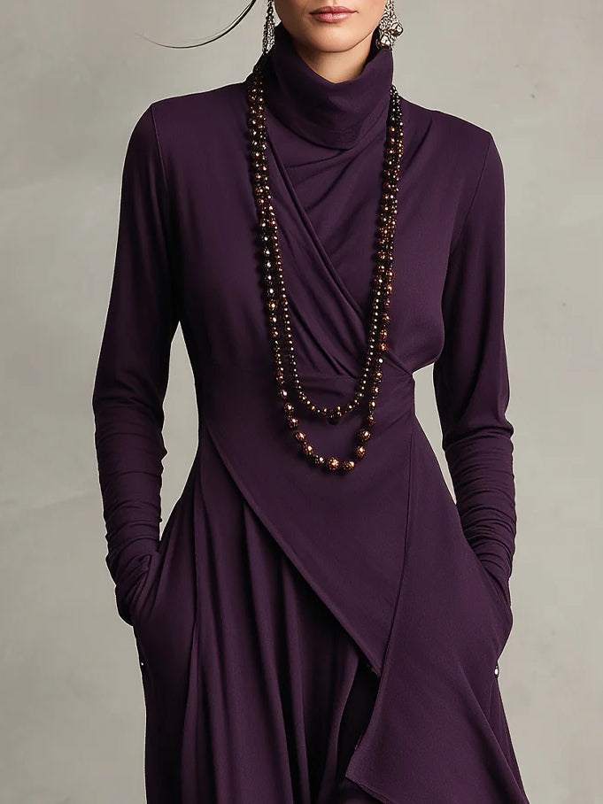 Abito Maxi Plissettato Viola con Collo Alto Asimmetrico (Collana non inclusa)