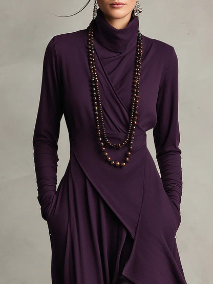 Abito Maxi Plissettato Viola con Collo Alto Asimmetrico (Collana non inclusa)